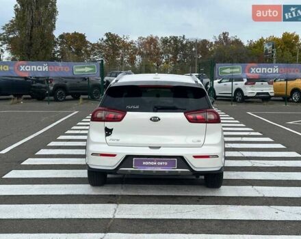 Білий Кіа Niro, об'ємом двигуна 1.58 л та пробігом 134 тис. км за 15999 $, фото 5 на Automoto.ua