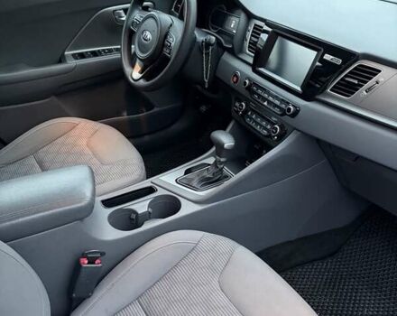 Белый Киа Niro, объемом двигателя 1.58 л и пробегом 200 тыс. км за 13000 $, фото 7 на Automoto.ua