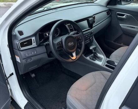 Белый Киа Niro, объемом двигателя 1.58 л и пробегом 200 тыс. км за 13000 $, фото 5 на Automoto.ua