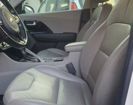 Белый Киа Niro, объемом двигателя 1.58 л и пробегом 62 тыс. км за 20100 $, фото 6 на Automoto.ua