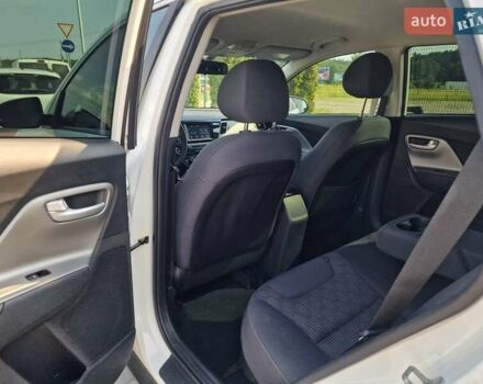 Білий Кіа Niro, об'ємом двигуна 1.58 л та пробігом 165 тис. км за 13500 $, фото 2 на Automoto.ua
