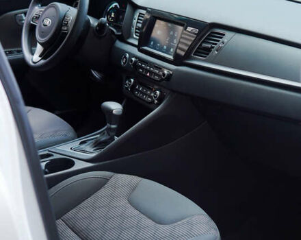 Белый Киа Niro, объемом двигателя 1.58 л и пробегом 325 тыс. км за 13000 $, фото 16 на Automoto.ua