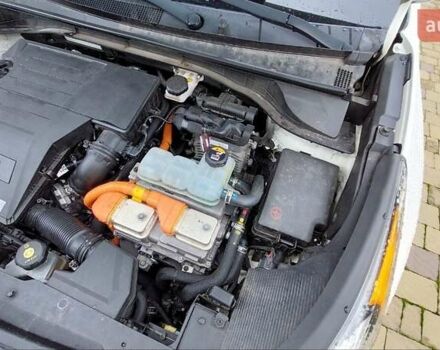 Білий Кіа Niro, об'ємом двигуна 1.58 л та пробігом 182 тис. км за 19200 $, фото 26 на Automoto.ua