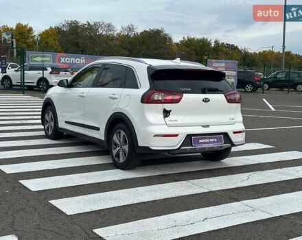 Білий Кіа Niro, об'ємом двигуна 1.58 л та пробігом 134 тис. км за 15999 $, фото 7 на Automoto.ua
