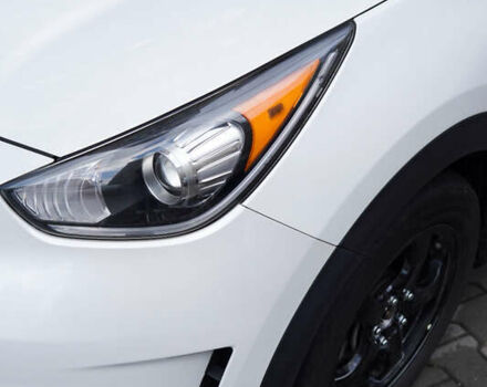 Белый Киа Niro, объемом двигателя 1.58 л и пробегом 325 тыс. км за 11200 $, фото 19 на Automoto.ua