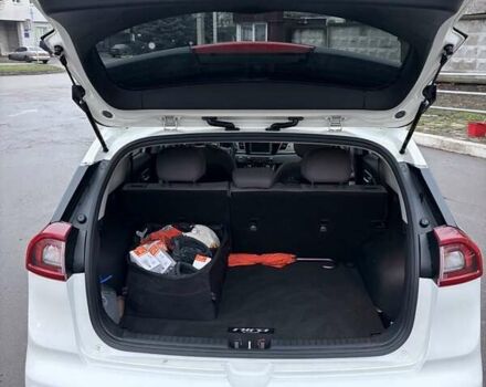 Белый Киа Niro, объемом двигателя 1.58 л и пробегом 200 тыс. км за 13000 $, фото 6 на Automoto.ua