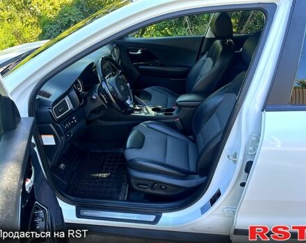 Білий Кіа Niro, об'ємом двигуна 1.6 л та пробігом 128 тис. км за 17500 $, фото 4 на Automoto.ua