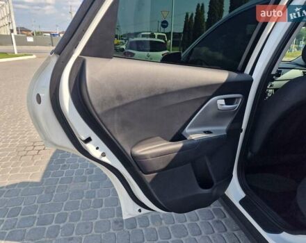 Білий Кіа Niro, об'ємом двигуна 1.58 л та пробігом 165 тис. км за 13500 $, фото 4 на Automoto.ua