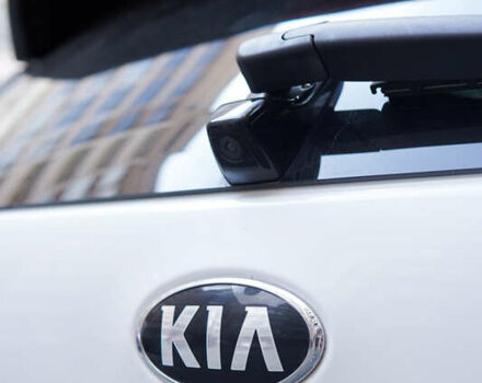 Белый Киа Niro, объемом двигателя 1.58 л и пробегом 325 тыс. км за 11200 $, фото 5 на Automoto.ua