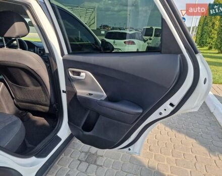 Білий Кіа Niro, об'ємом двигуна 1.58 л та пробігом 165 тис. км за 13500 $, фото 14 на Automoto.ua