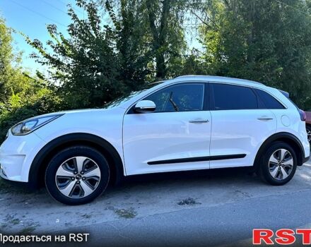 Білий Кіа Niro, об'ємом двигуна 1.6 л та пробігом 128 тис. км за 17500 $, фото 1 на Automoto.ua