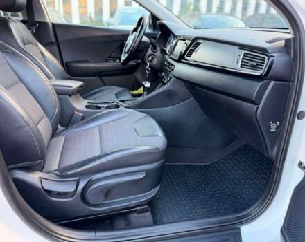 Білий Кіа Niro, об'ємом двигуна 1.6 л та пробігом 101 тис. км за 9000 $, фото 14 на Automoto.ua