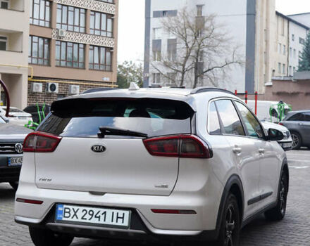 Белый Киа Niro, объемом двигателя 1.58 л и пробегом 325 тыс. км за 11200 $, фото 20 на Automoto.ua