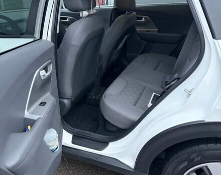 Белый Киа Niro, объемом двигателя 1.58 л и пробегом 200 тыс. км за 13000 $, фото 4 на Automoto.ua
