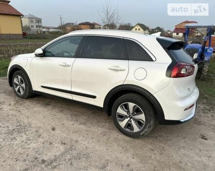 Білий Кіа Niro, об'ємом двигуна 1.58 л та пробігом 47 тис. км за 21900 $, фото 4 на Automoto.ua