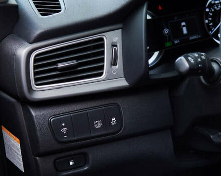 Белый Киа Niro, объемом двигателя 1.58 л и пробегом 325 тыс. км за 11200 $, фото 13 на Automoto.ua