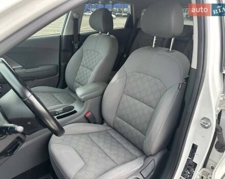Білий Кіа Niro, об'ємом двигуна 1.58 л та пробігом 134 тис. км за 15999 $, фото 16 на Automoto.ua