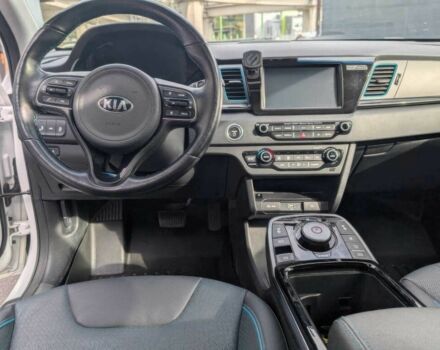 Білий Кіа Niro, об'ємом двигуна 0 л та пробігом 42 тис. км за 9800 $, фото 6 на Automoto.ua