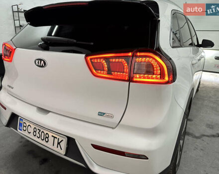 Белый Киа Niro, объемом двигателя 1.58 л и пробегом 103 тыс. км за 16500 $, фото 8 на Automoto.ua