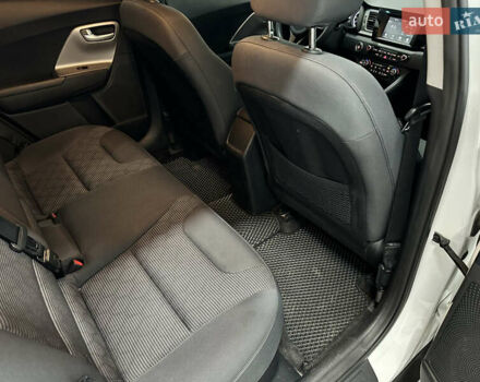 Белый Киа Niro, объемом двигателя 1.58 л и пробегом 103 тыс. км за 16500 $, фото 10 на Automoto.ua