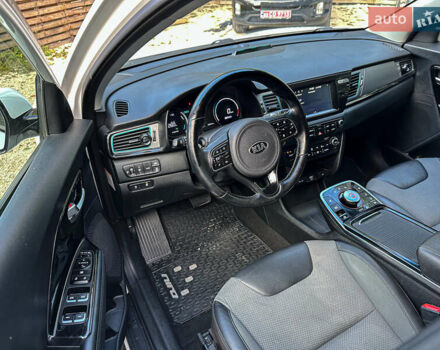 Білий Кіа Niro, об'ємом двигуна 0 л та пробігом 204 тис. км за 17800 $, фото 62 на Automoto.ua