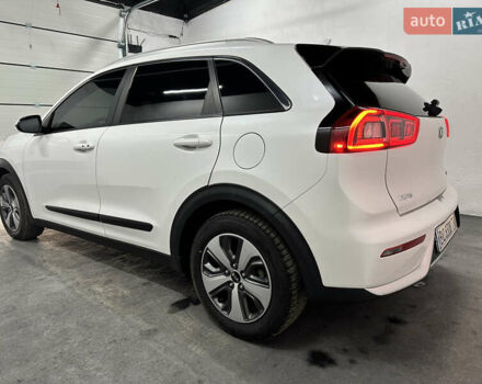 Белый Киа Niro, объемом двигателя 1.58 л и пробегом 103 тыс. км за 16500 $, фото 3 на Automoto.ua