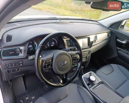 Белый Киа Niro, объемом двигателя 0 л и пробегом 124 тыс. км за 17700 $, фото 7 на Automoto.ua