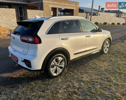 Білий Кіа Niro, об'ємом двигуна 0 л та пробігом 70 тис. км за 18600 $, фото 5 на Automoto.ua