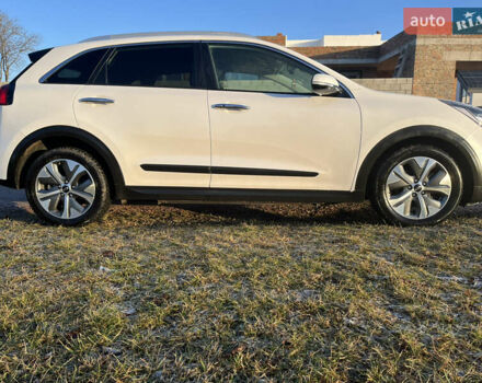 Білий Кіа Niro, об'ємом двигуна 0 л та пробігом 70 тис. км за 18600 $, фото 4 на Automoto.ua