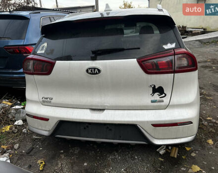 Білий Кіа Niro, об'ємом двигуна 1.58 л та пробігом 97 тис. км за 8900 $, фото 8 на Automoto.ua