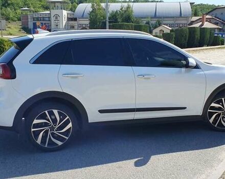 Белый Киа Niro, объемом двигателя 0 л и пробегом 199 тыс. км за 20000 $, фото 3 на Automoto.ua