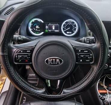 Белый Киа Niro, объемом двигателя 1.58 л и пробегом 191 тыс. км за 17300 $, фото 7 на Automoto.ua