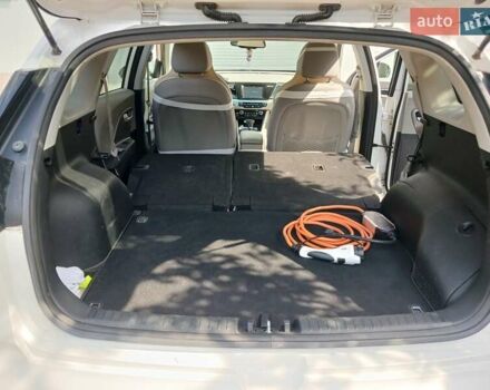 Белый Киа Niro, объемом двигателя 1.58 л и пробегом 93 тыс. км за 17900 $, фото 7 на Automoto.ua