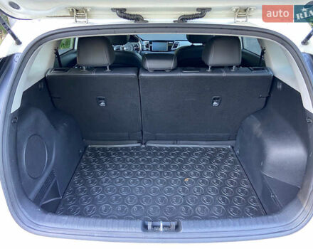 Білий Кіа Niro, об'ємом двигуна 0 л та пробігом 164 тис. км за 13500 $, фото 9 на Automoto.ua