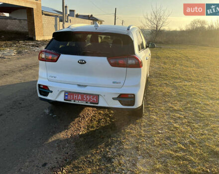 Білий Кіа Niro, об'ємом двигуна 0 л та пробігом 70 тис. км за 18600 $, фото 6 на Automoto.ua
