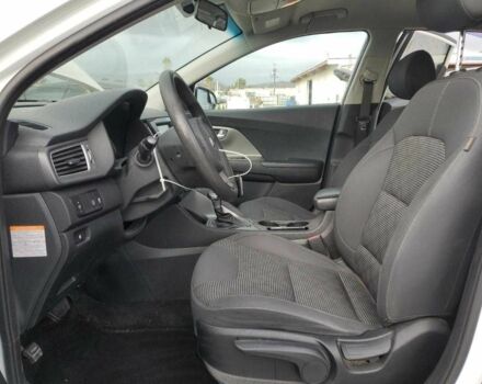 Білий Кіа Niro, об'ємом двигуна 1.6 л та пробігом 86 тис. км за 4100 $, фото 6 на Automoto.ua