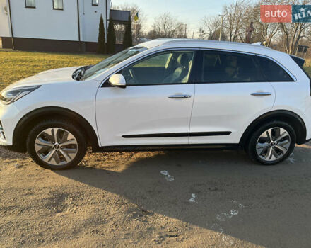 Білий Кіа Niro, об'ємом двигуна 0 л та пробігом 70 тис. км за 18600 $, фото 3 на Automoto.ua