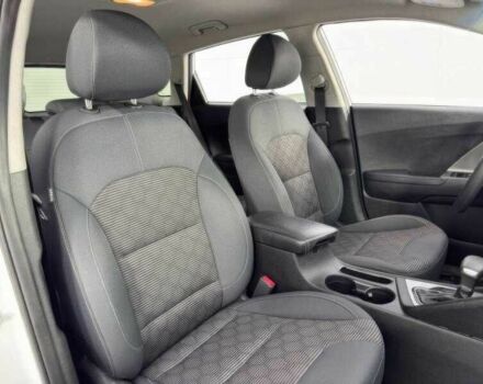 Белый Киа Niro, объемом двигателя 1.6 л и пробегом 50 тыс. км за 9000 $, фото 13 на Automoto.ua