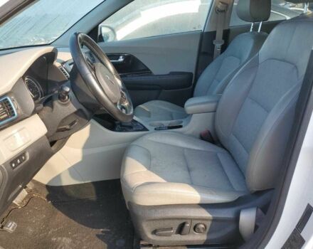 Білий Кіа Niro, об'ємом двигуна 1.6 л та пробігом 69 тис. км за 3500 $, фото 7 на Automoto.ua