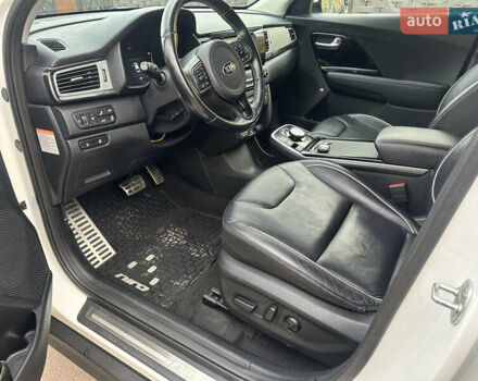 Киа Niro 2019 в Луцке на Automoto.ua Белый Киа Niro, объемом двигателя 0 л и пробегом 176 тыс. км за 15900 $, фото 10 на Automoto.ua