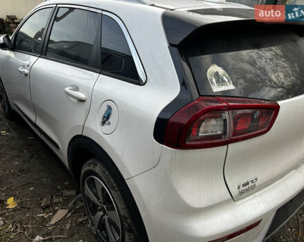 Білий Кіа Niro, об'ємом двигуна 1.58 л та пробігом 97 тис. км за 8900 $, фото 9 на Automoto.ua