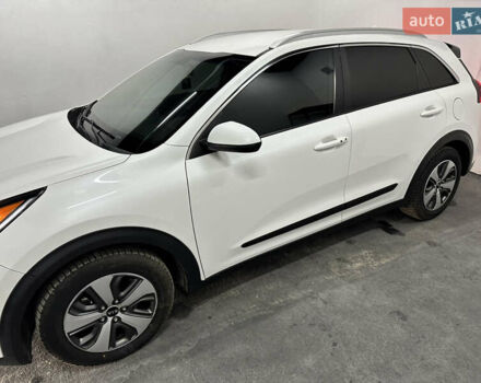 Белый Киа Niro, объемом двигателя 1.58 л и пробегом 103 тыс. км за 16500 $, фото 4 на Automoto.ua