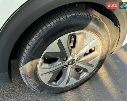 Белый Киа Niro, объемом двигателя 0 л и пробегом 147 тыс. км за 18500 $, фото 11 на Automoto.ua