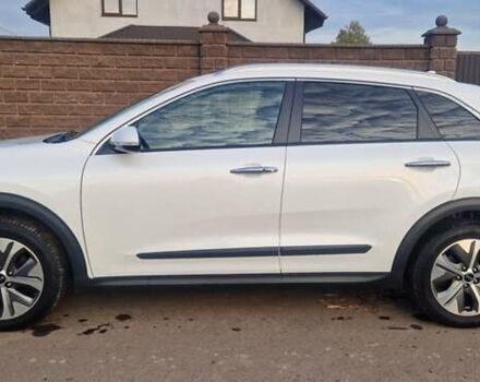 Киа Niro 2019 в Дубно на Automoto.ua Белый Киа Niro, объемом двигателя 0 л и пробегом 173 тыс. км за 17400 $, фото 2 на Automoto.ua