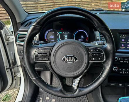 Білий Кіа Niro, об'ємом двигуна 0 л та пробігом 204 тис. км за 17800 $, фото 73 на Automoto.ua
