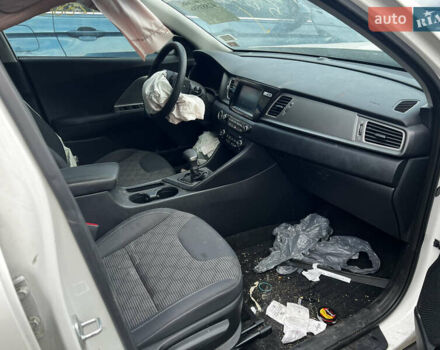 Білий Кіа Niro, об'ємом двигуна 1.58 л та пробігом 97 тис. км за 8900 $, фото 12 на Automoto.ua