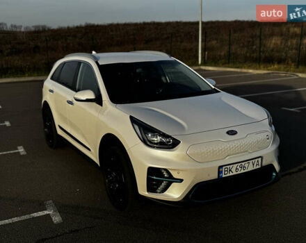 Білий Кіа Niro, об'ємом двигуна 0 л та пробігом 74 тис. км за 18700 $, фото 3 на Automoto.ua