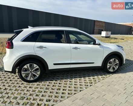 Белый Киа Niro, объемом двигателя 0 л и пробегом 157 тыс. км за 16900 $, фото 3 на Automoto.ua