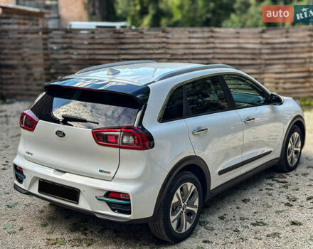 Білий Кіа Niro, об'ємом двигуна 0 л та пробігом 204 тис. км за 17800 $, фото 23 на Automoto.ua