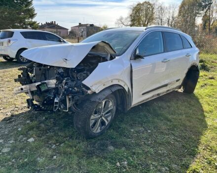Білий Кіа Niro, об'ємом двигуна 0 л та пробігом 92 тис. км за 7000 $, фото 4 на Automoto.ua